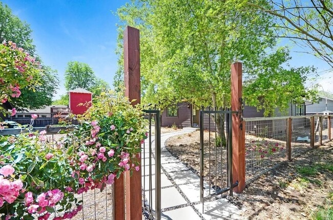 Foto del edificio - 9554 Los Guilicos Ave