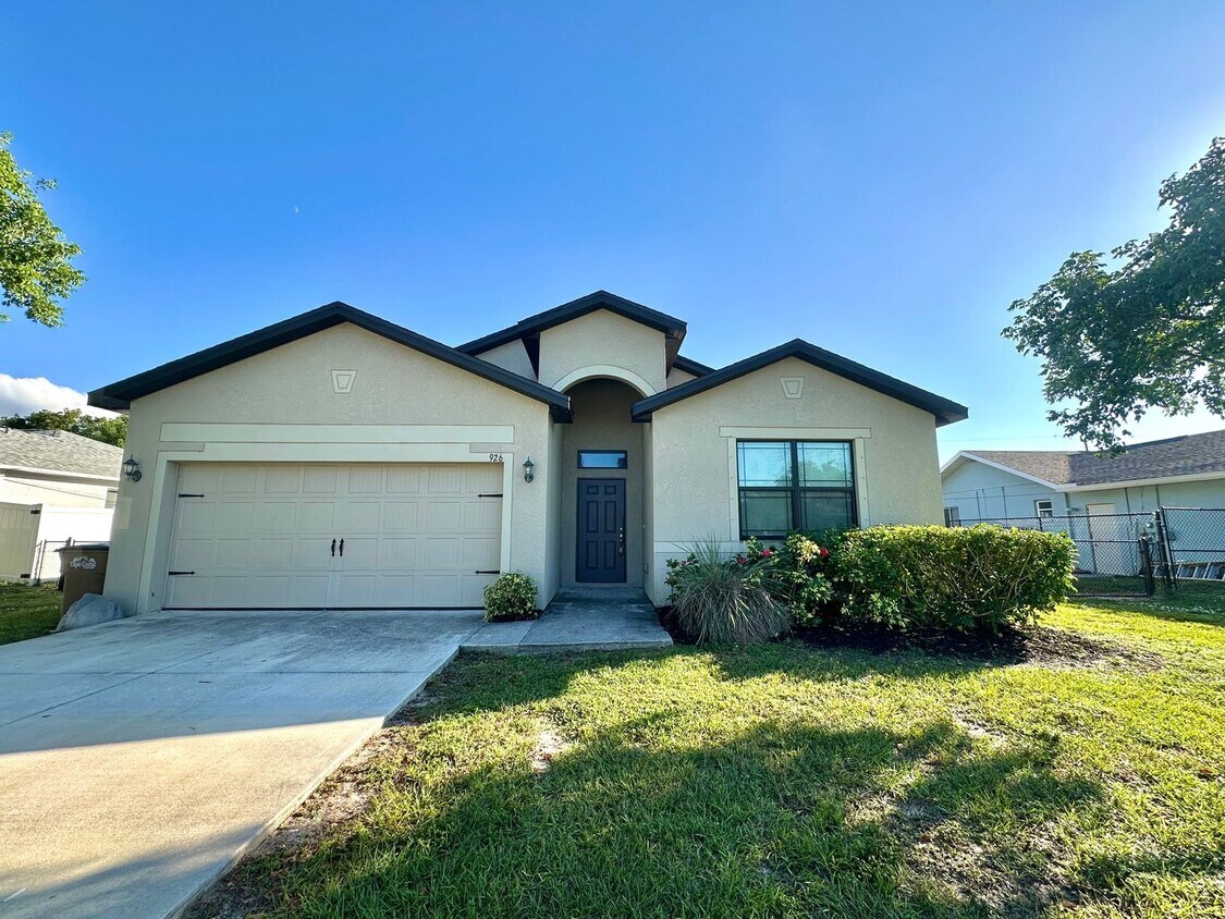 Foto principal - Fenced 3 Bed 2 Bath in SW Cape Coral Avail...