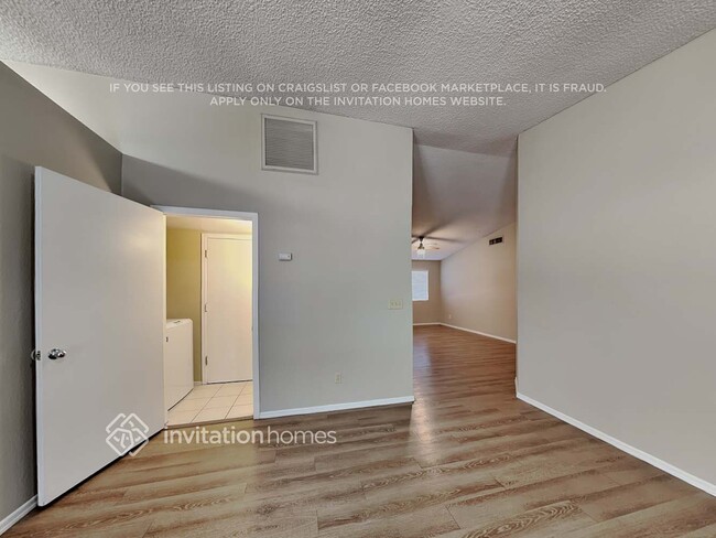 Building Photo - 8943 W Cinnabar Ave