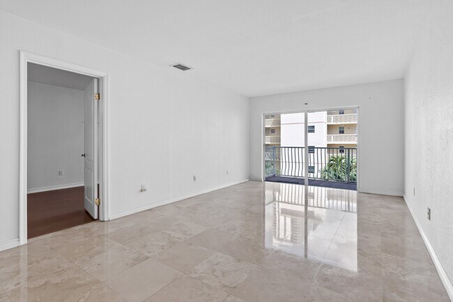 Foto del edificio - 677 NE 24th St