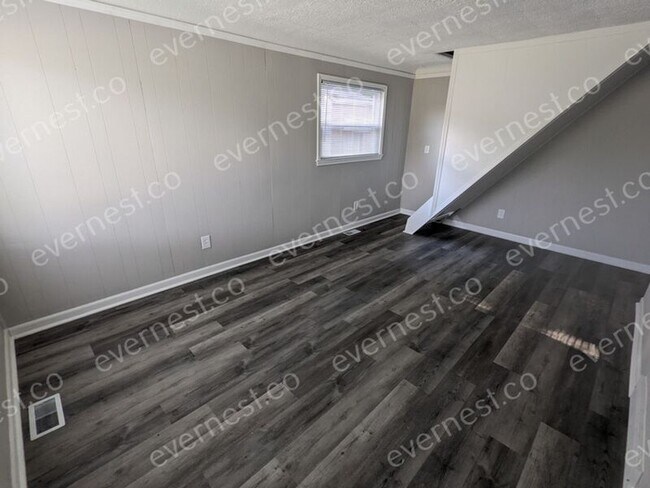 Building Photo - 1817 E 10 Mile Rd