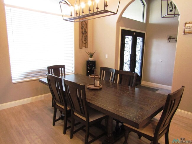 Building Photo - 1525 W Mahone Dr