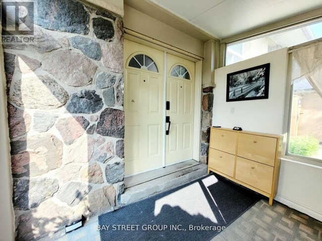 Photo du bâtiment - 238 The West Mall