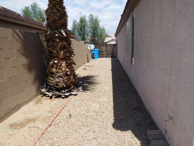 Foto del edificio - Lovely Single level with 4 Bed ,2 Bath and 3 Car Garage!