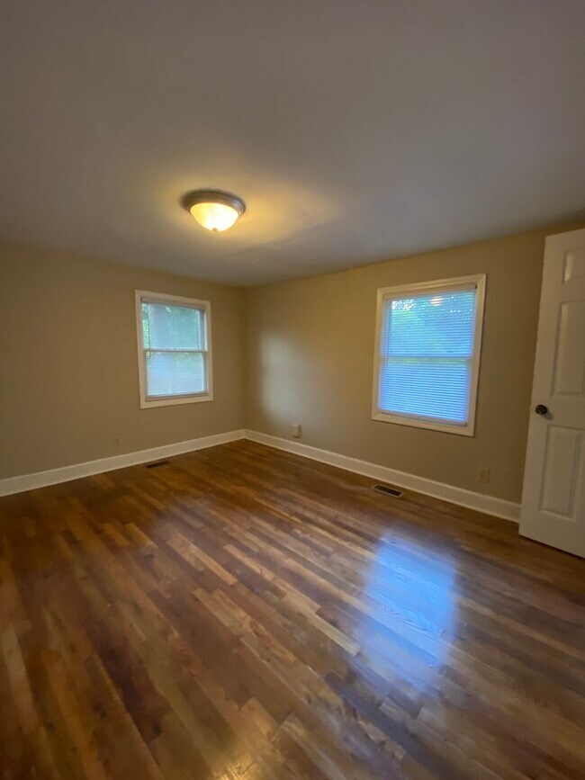 Building Photo - Charming 3-Bedroom, 2-Bath House with Detached Garage on west side of Athens, GA - PRE-LEASE FOR ...