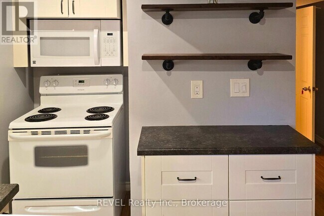 Building Photo - 33 Dundas Crescent