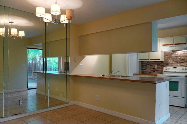 Foto del edificio - This 2/2.5 spacious townhouse could be you...
