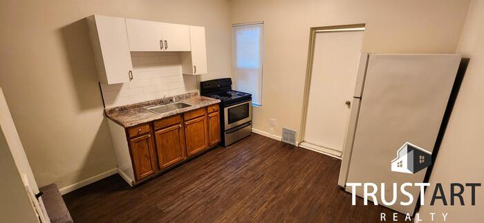 Foto principal - 3 bedroom house with backyard and basement.