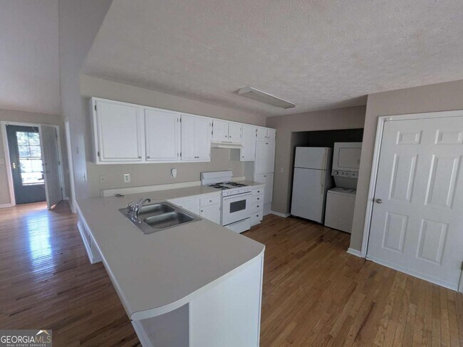 Building Photo - 1995 Holly Cove Rd