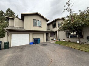 Building Photo - 1121 NE Hidden Valley Dr