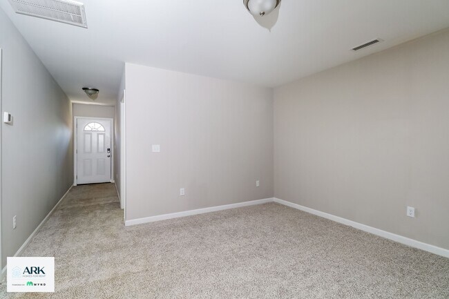 Building Photo - 440 Little Sycamore Ln