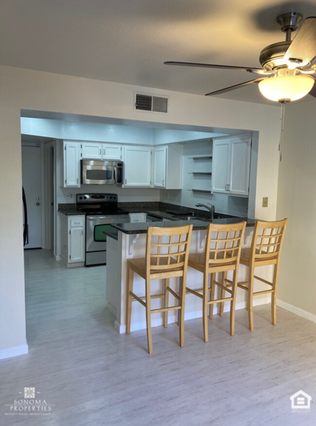 Building Photo - 3 Bedroom, 2.5 Bathroom Townhouse, Located...