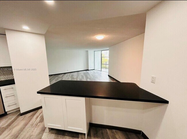 Building Photo - 800 Parkview Dr
