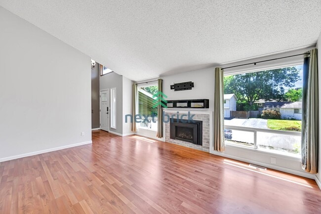 Building Photo - 3 Bed 2 Bath Single-family Home is availab...