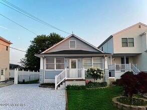 Building Photo - 546 E Bayview Ave