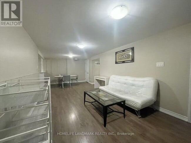 Building Photo - 15 Orangewood Crescent