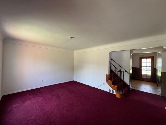 Foto del edificio - Charming Euclid Home with Spacious Layout