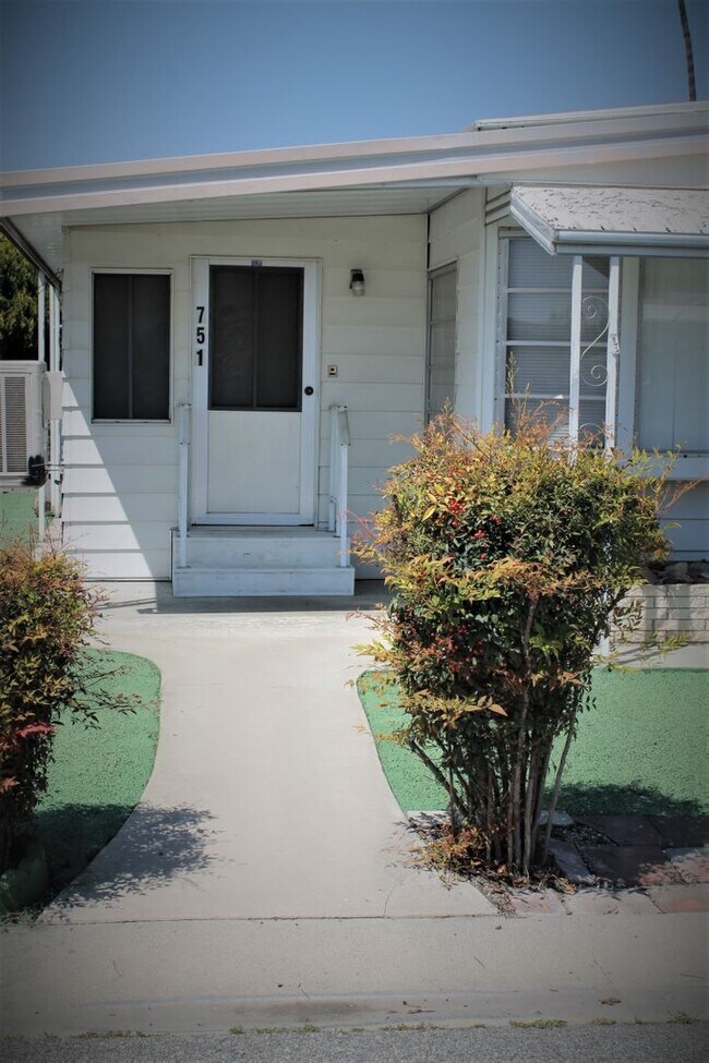 Foto del edificio - 55+ Spacious 2 bed 2 bath SIERRA DAWN HOME!