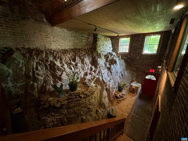 Building Photo - 1915 E Market St