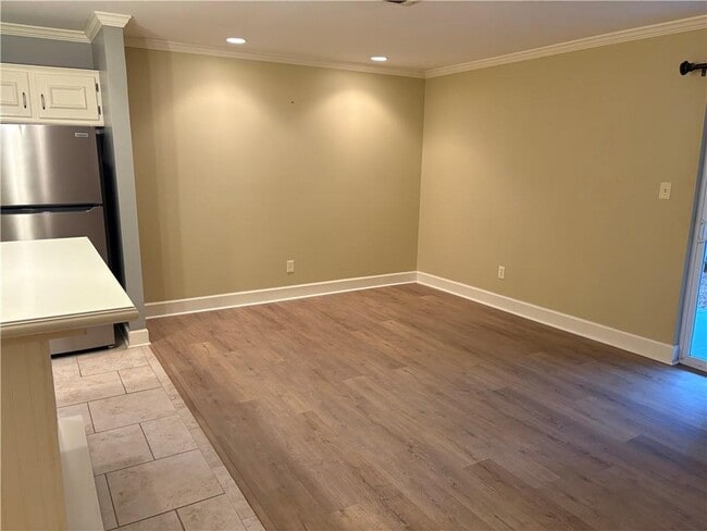 Building Photo - 1914 Powers Ferry Trce SE