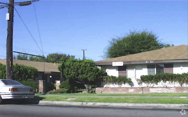 Building Photo - Western Crescent Apartments