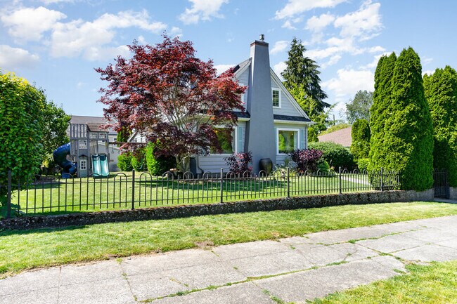 Foto del edificio - 1525 45th Ave SW