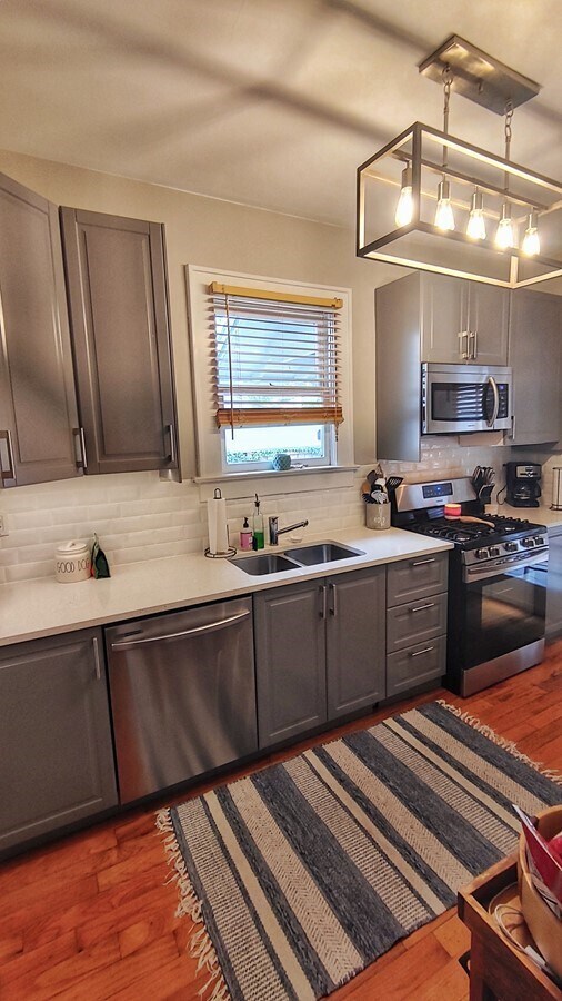 Building Photo - GREAT DOWNTOWN BUNGALOW