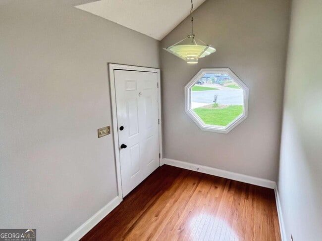 Building Photo - 2010 Shadow Bluff Ct NE