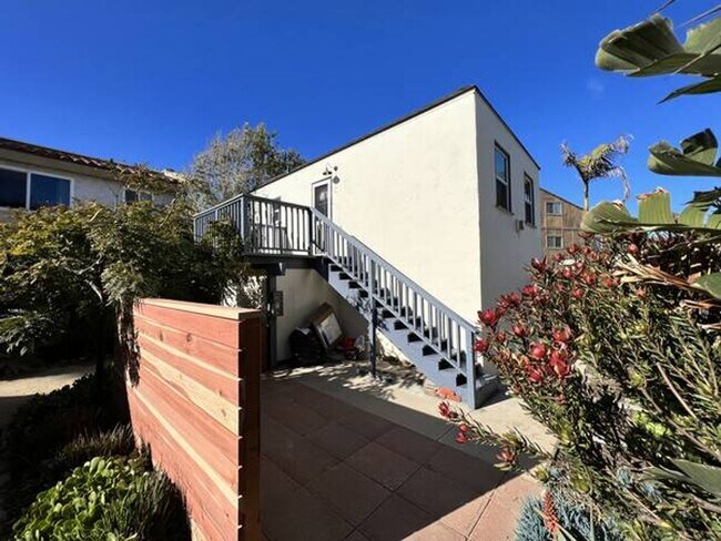 Building Photo - Life is Better at the Beach! 1+1 Upstairs Cottage