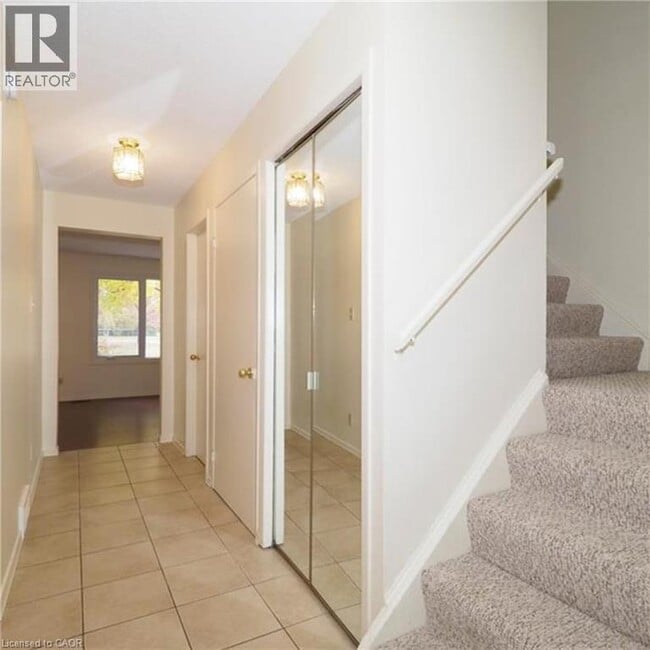 Building Photo - 425 KINGSCOURT Dr