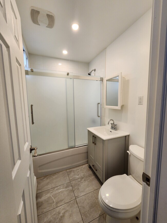 Building Photo - 555 Boul Marcel-Laurin