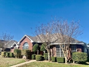 Building Photo - 711 Rolling Hills Dr