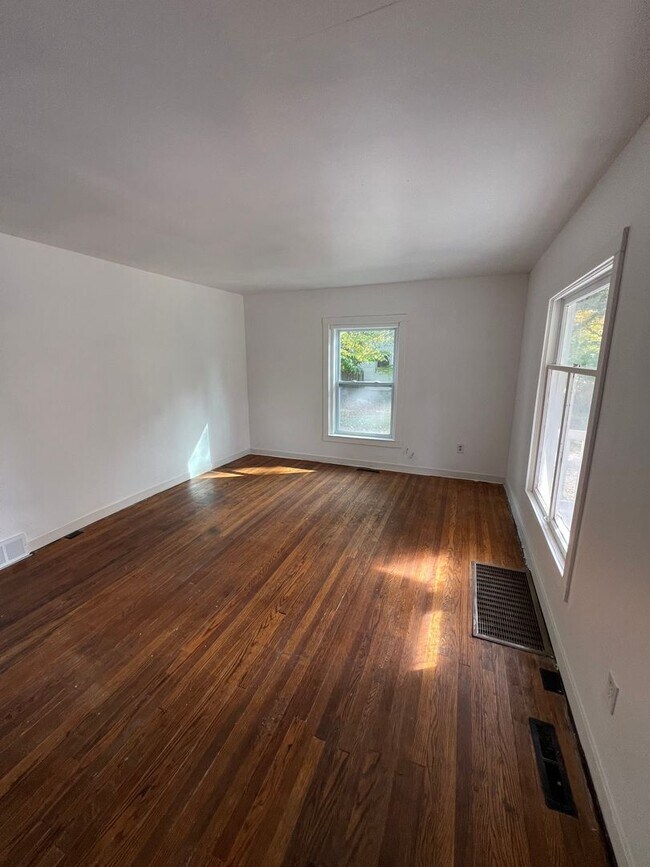 Foto del edificio - 3 Bedroom 1 Bathroom House (move in ready)