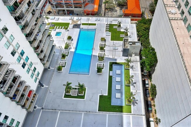 Foto del edificio - 690 SW 1st Ct