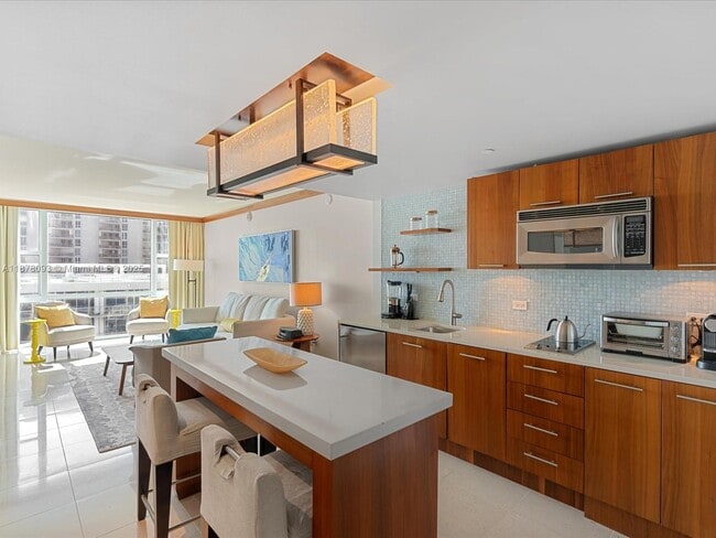 Foto del edificio - 6801 Collins Ave