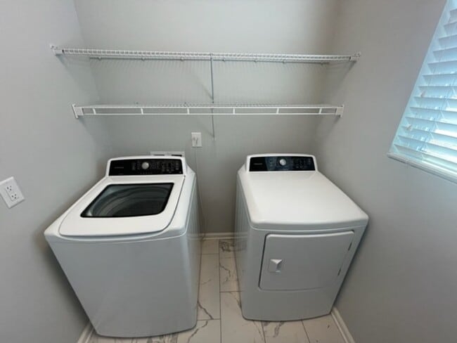 Foto del edificio - MOVE IN READY! Amazing end-unit townhome