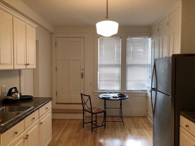 Foto del edificio - 418 Pleasant St