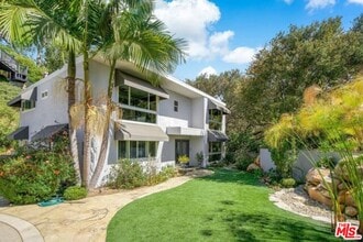 Building Photo - 1068 Casiano Rd