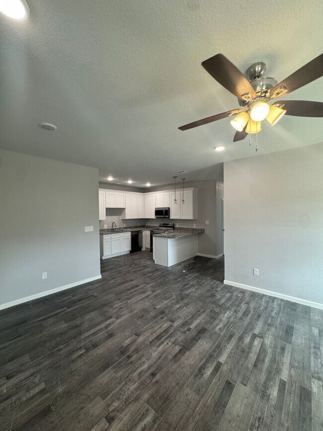 Foto del edificio - 3/2/2 NEW CONSTRUCTION Spacious YARD WITH ...