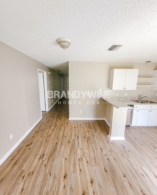 Building Photo - **ONE MONTH FREE RENT!!**  $2040 With our ...