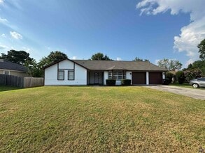 Building Photo - 111 Northeast Dr