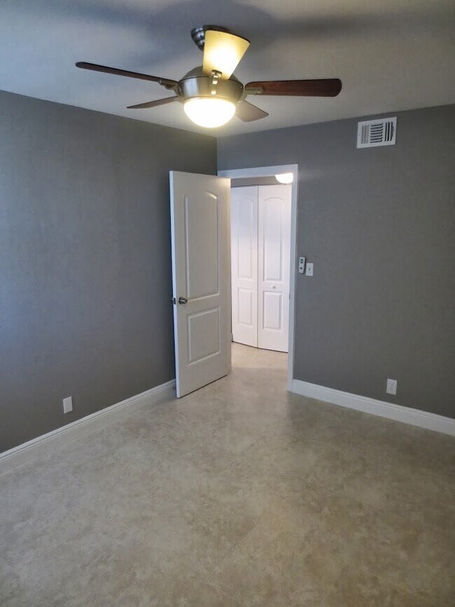 Foto del edificio - 115 Lake Emerald Dr