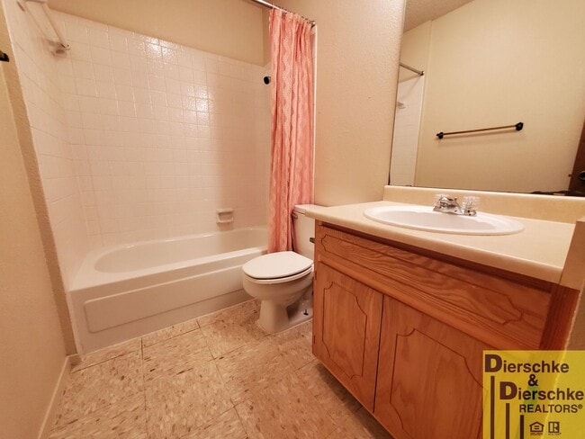 Foto del edificio - Cute 3 Bedroom 2 Bath House Near the Base COMING SOON!