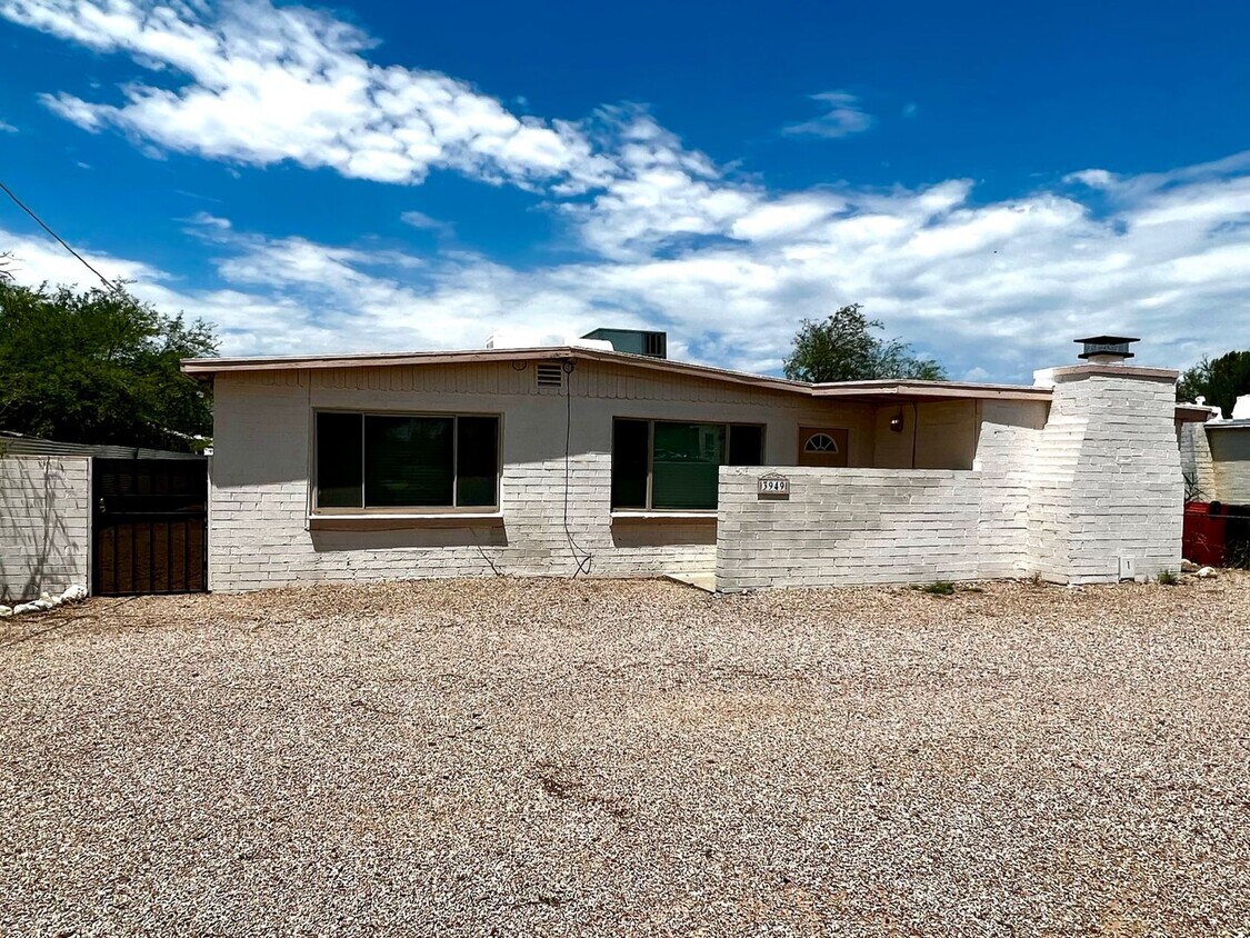 Foto principal - Remodeled bungalow in Central Tucson
