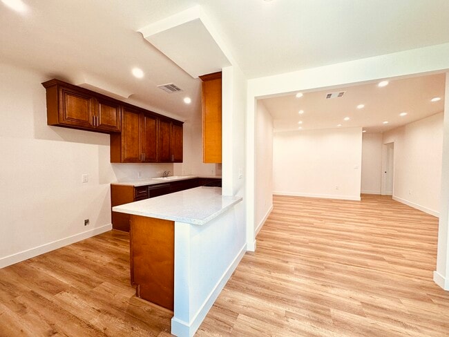 Building Photo - 11104 Oxnard St