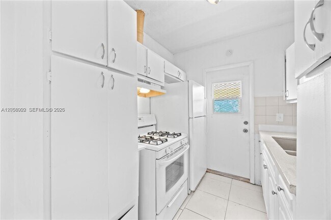 Building Photo - 2072 NE 169th St