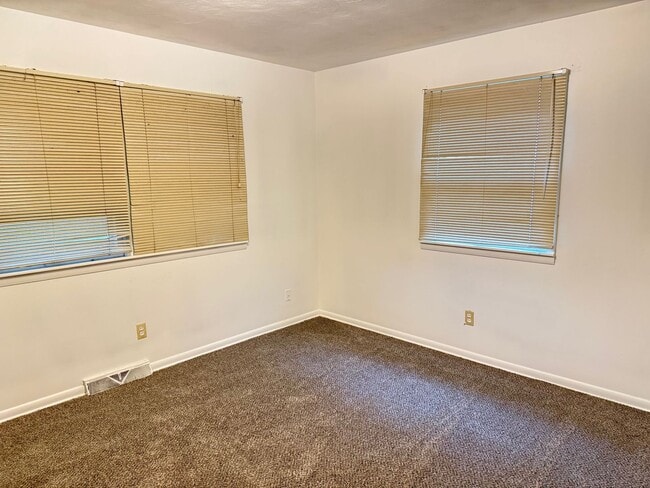 Foto del edificio - Extremely sharp, clean and roomy 2 BR Dupl...