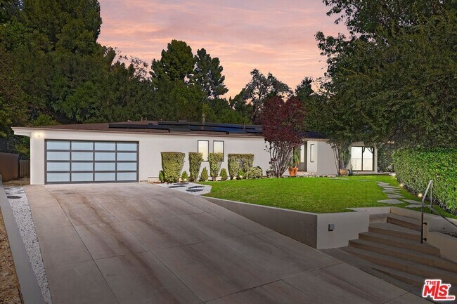 Foto del edificio - 16957 Mooncrest Dr