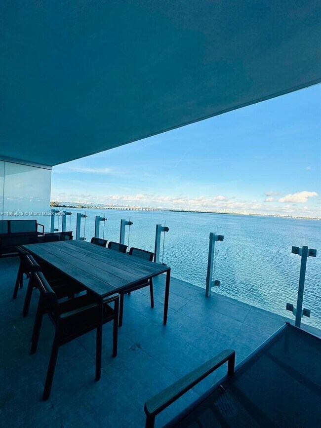 Foto del edificio - 700 NE 26th Terrace