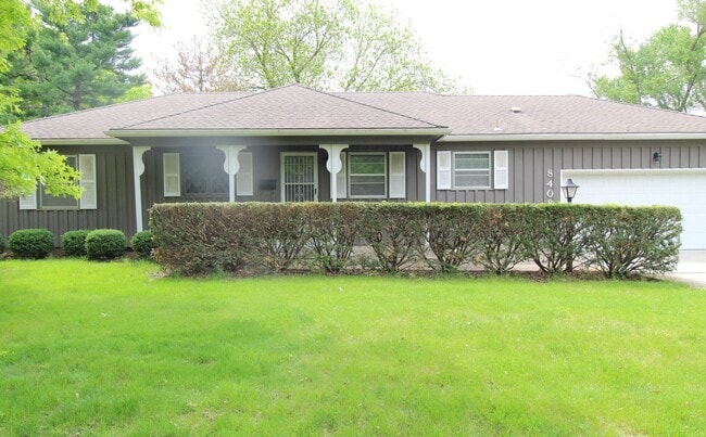 Building Photo - 3 Bedroom 2 Bath Home In Overland Park